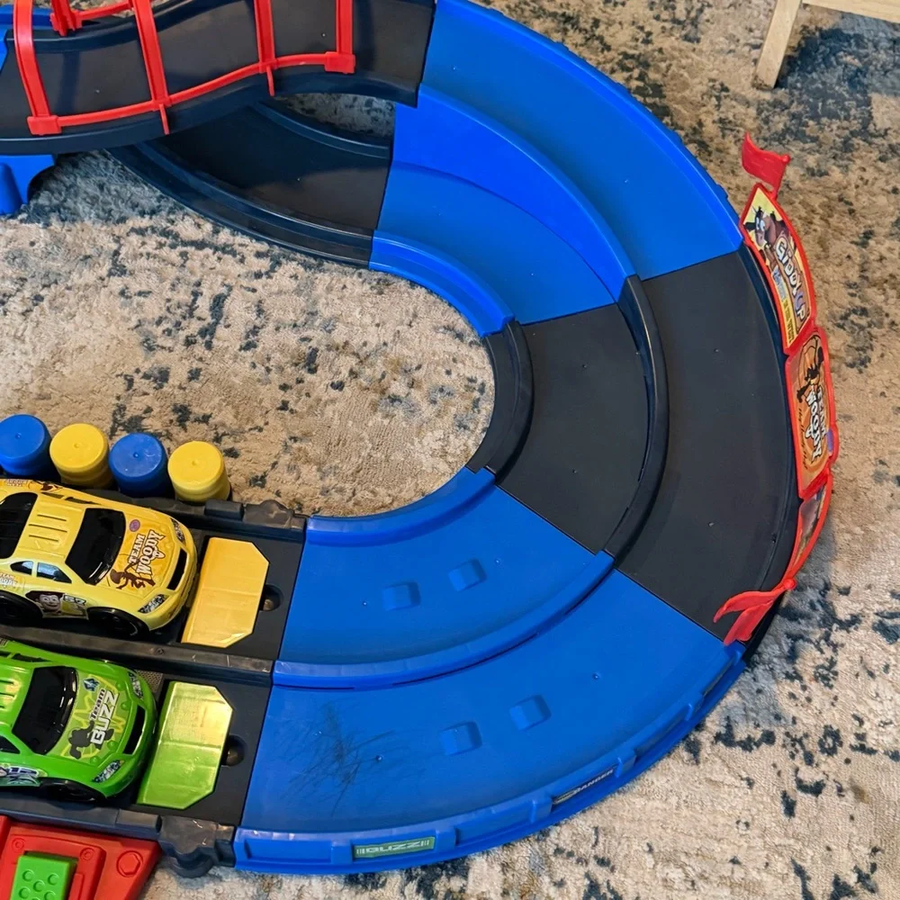 Disney Toy Story 3 Shake & Go Speedway Track with 2 Cars Buzz & Woody - Picture 4 of 8